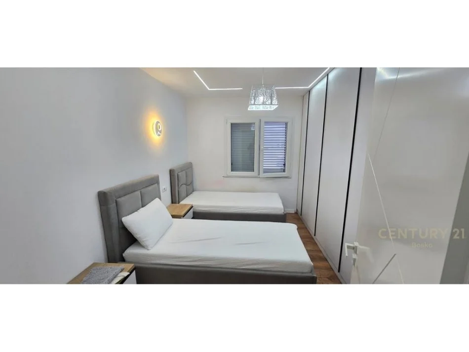 Tirane, jepet me qera apartament 2+1 Kati 2, 89 m² 800 € (Square 21)