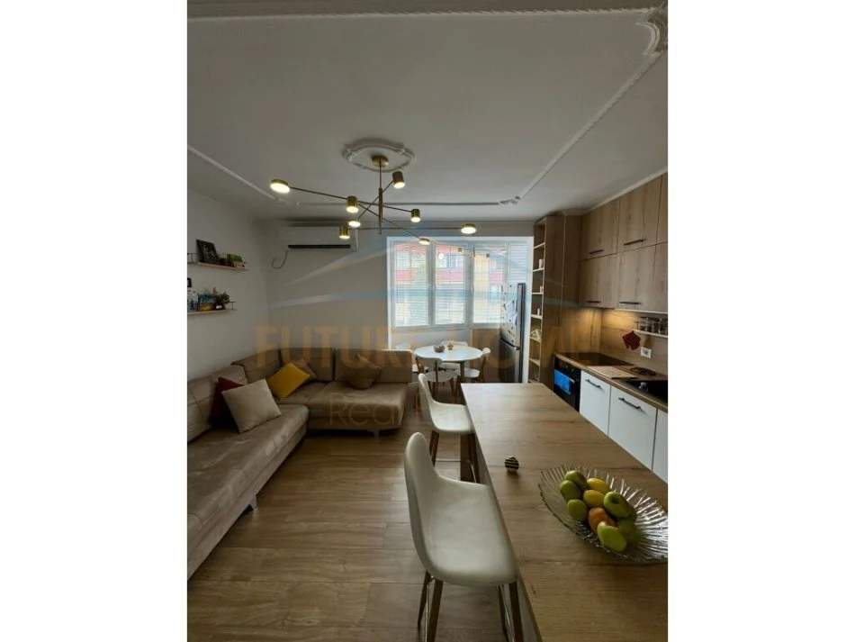 Tirane, shitet apartament 2+1+Ballkon Kati 7, 135.000 € (Fusha E Aviacionit)