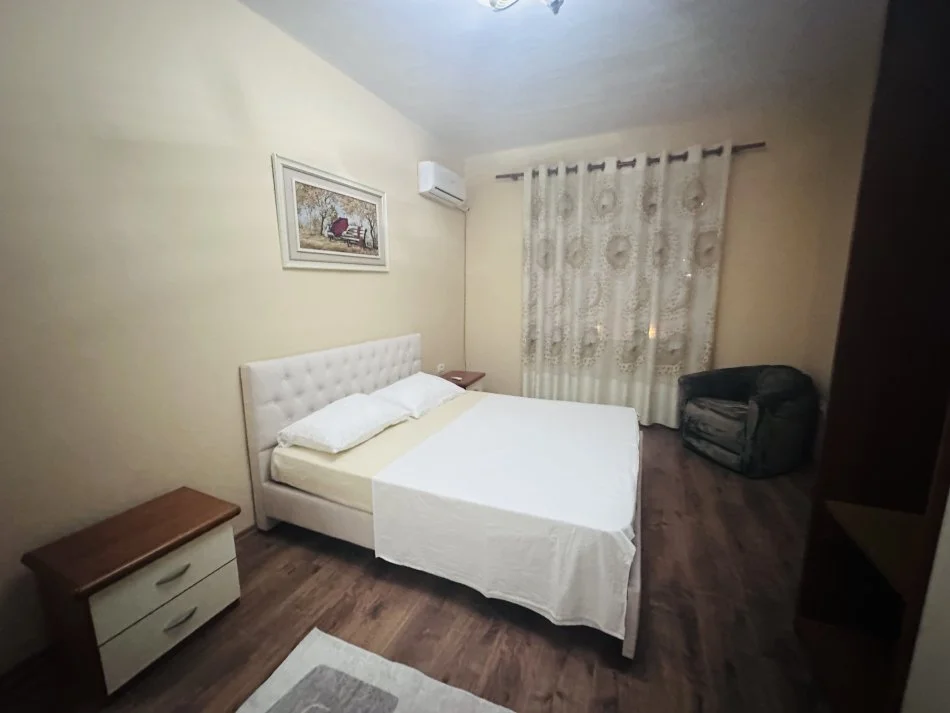 Tirane, jepet me qera apartament 2+1+Ballkon Kati 4, 87 m² 500 € (21 Dhjetori)