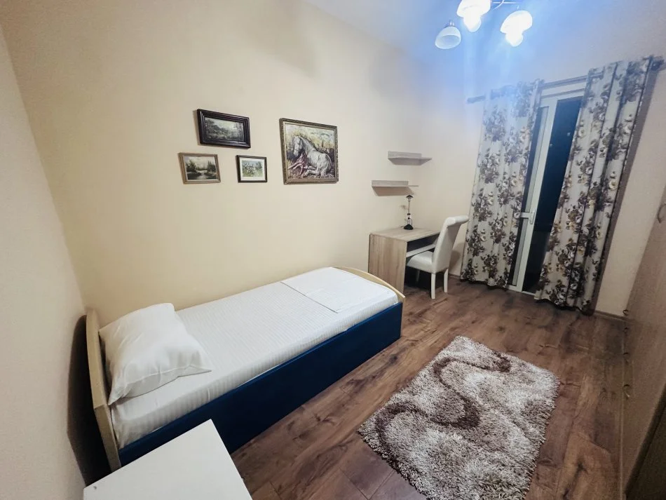 Tirane, jepet me qera apartament 2+1+Ballkon Kati 4, 87 m² 500 € (21 Dhjetori)