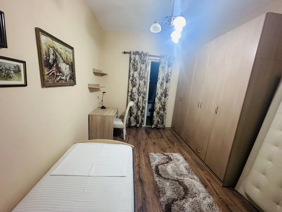 Tirane, jepet me qera apartament 2+1+Ballkon Kati 4, 87 m² 500 € (21 Dhjetori)