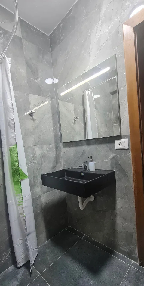 Tirane, jepet me qera apartament 2+1+Ballkon Kati 2, 100 m² 500 € (Rr Dritan Hoxha, prane ZKM)