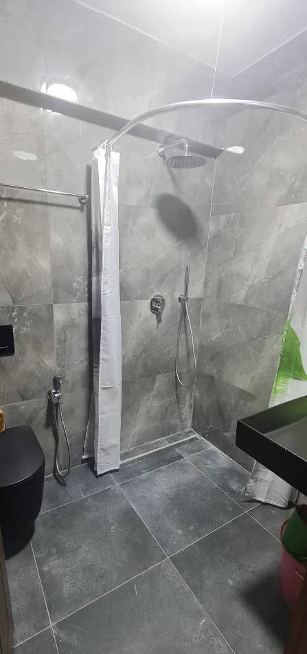 Tirane, jepet me qera apartament 2+1+Ballkon Kati 2, 100 m² 500 € (Rr Dritan Hoxha, prane ZKM)