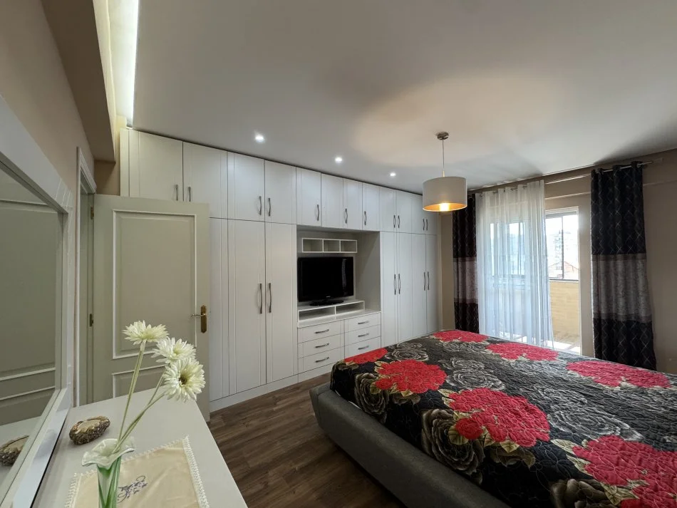 Tirane, jepet me qera apartament 2+1+Ballkon Kati 4, 120 m² 650 € (Rruga "Dritan Hoxha")