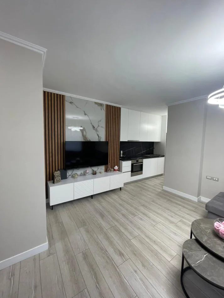 Tirane, jepet me qera 1+1 Kati 4, 800 € 