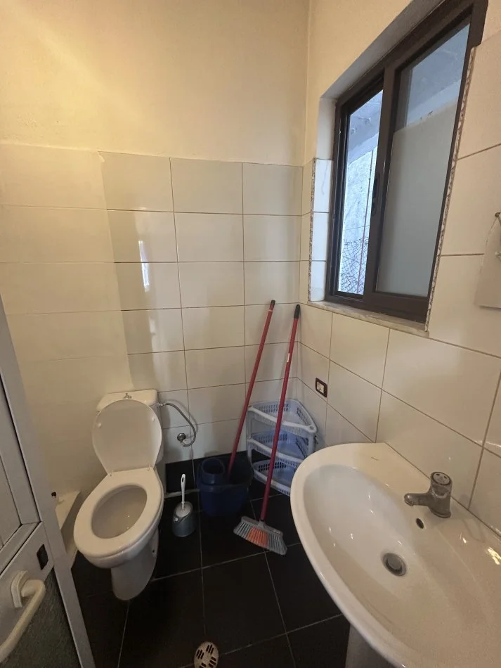 Tirane, jepet me qera apartament 1+1 Kati 1, 65 m² 280 € (21 Dhjetori)