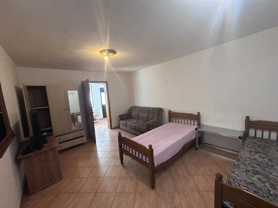 Tirane, jepet me qera apartament 1+1 Kati 1, 65 m² 280 € (21 Dhjetori)