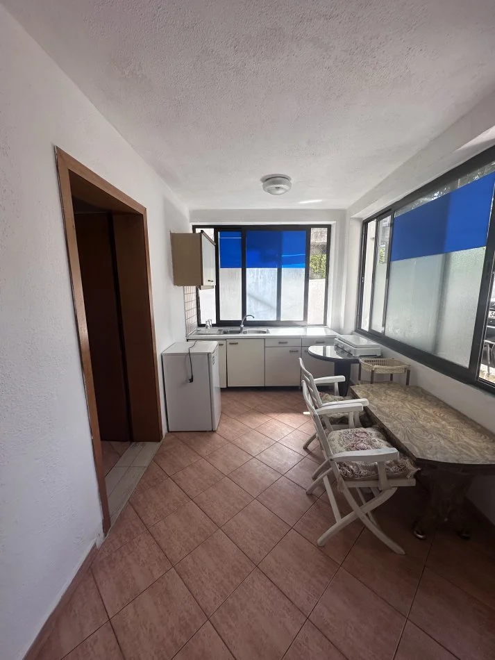 Tirane, jepet me qera apartament 1+1 Kati 1, 65 m² 280 € (21 Dhjetori)