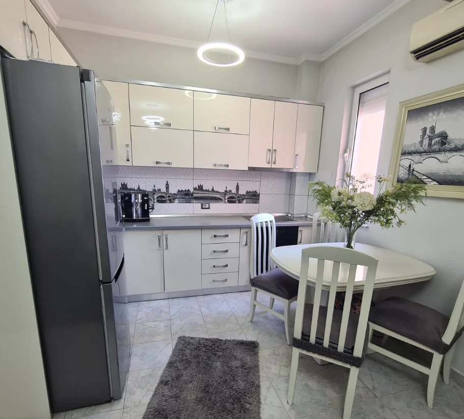Tirane, jepet me qera 1+1+Ballkon Kati 5, 70 m² 550 € 