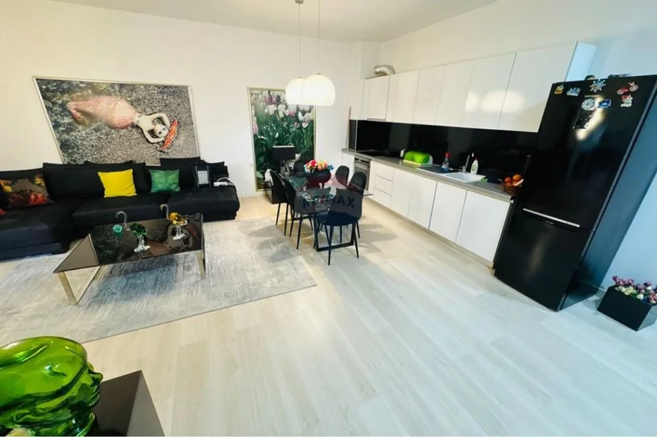 Tirane, shitet apartament 1+1 Kati 1, 130 m² 183.000 € (Rruga Albanopoli)