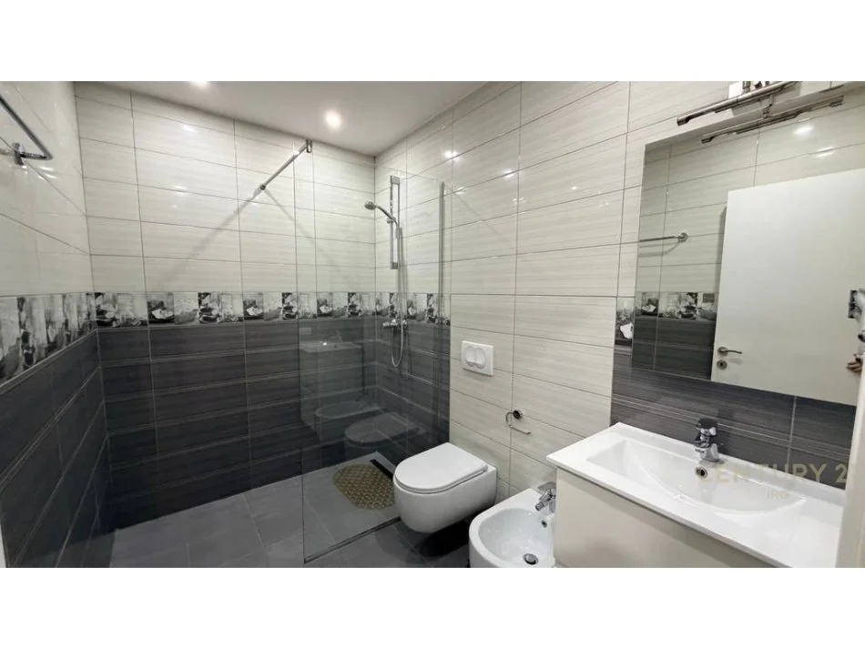 Tirane, jepet me qera apartament 2+1+Aneks+Ballkon Kati 6, 90 m² 800 € (Fiori Di Bosko)