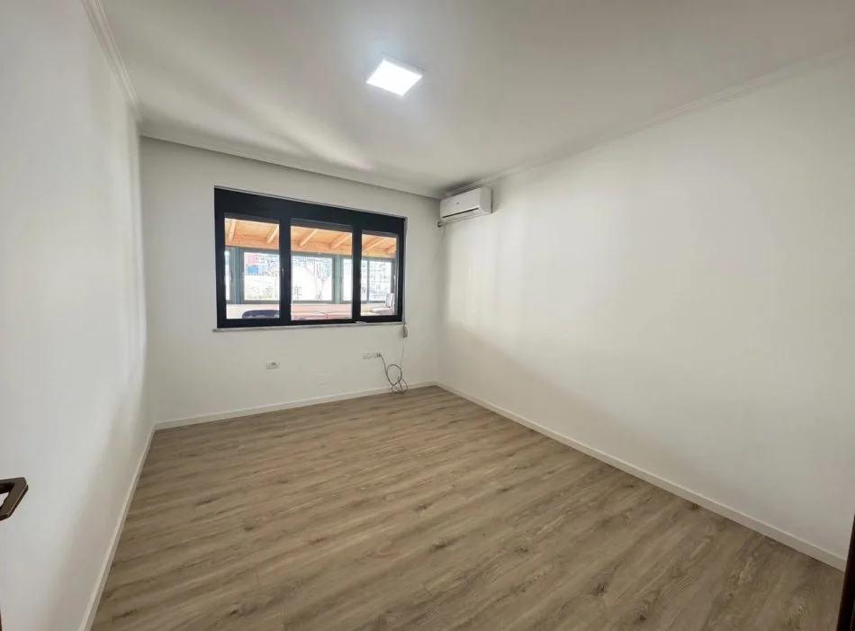 Tirane, jepet me qera ambjent biznesi Kati 4, 160 m² 1.400 € 