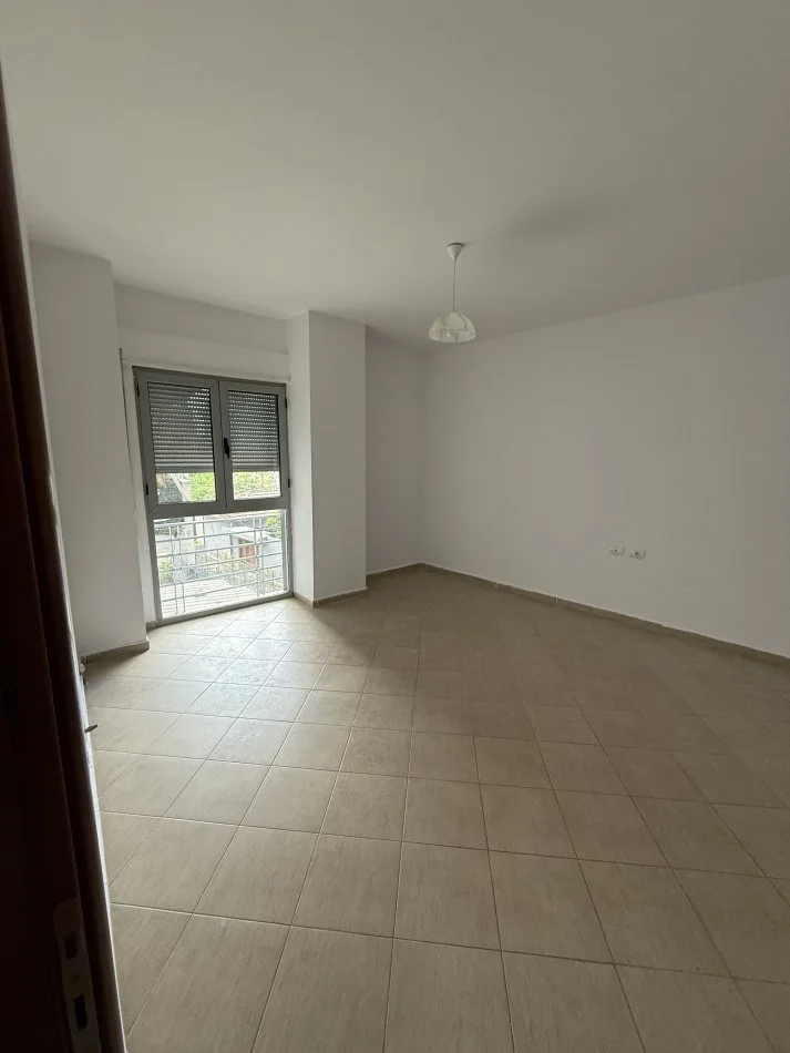 Tirane, shitet apartament 2+1+Ballkon Kati 2, 95 m² 162.000 € (Rruga Barrikadave Prane Black Diamond Okazion)
