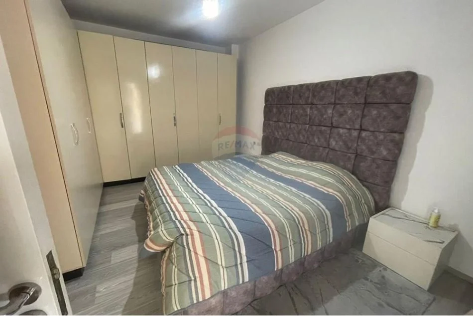 Tirane, jepet me qera apartament 1+1 , 70 m² 650 € (Selvia)