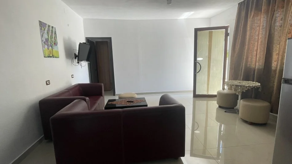 Tirane, jap me qera shtepi 1+1 Kati 1, 50 m² 30.000 ALL (Azem Galica, Tirane)