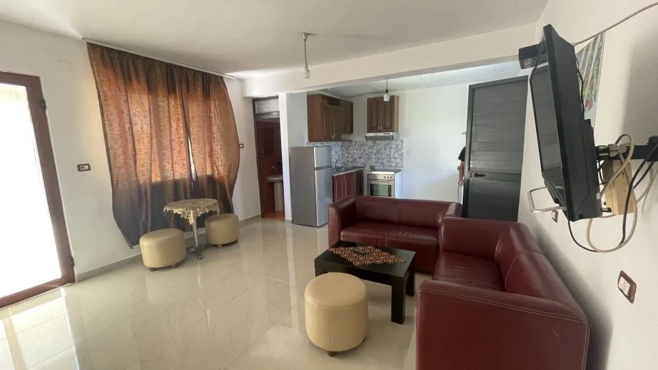 Tirane, jap me qera shtepi 1+1 Kati 1, 50 m² 30.000 ALL (Azem Galica, Tirane)