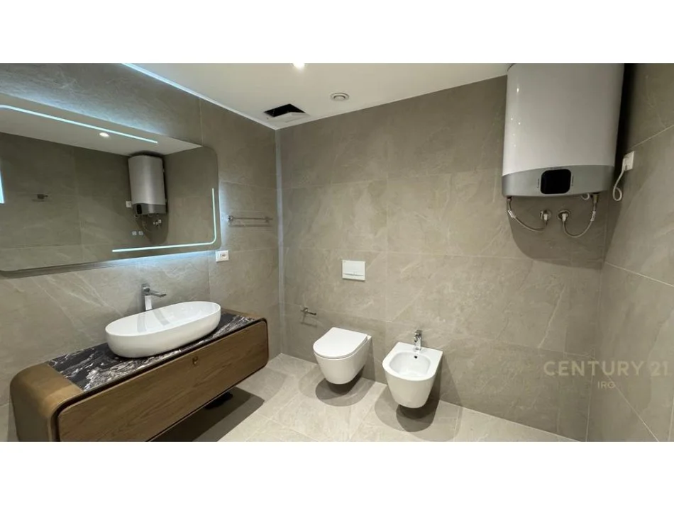 Tirane, jepet me qera apartament duplex 2+1+Aneks+Ballkon Kati 4, 130 m² 1.500 € 