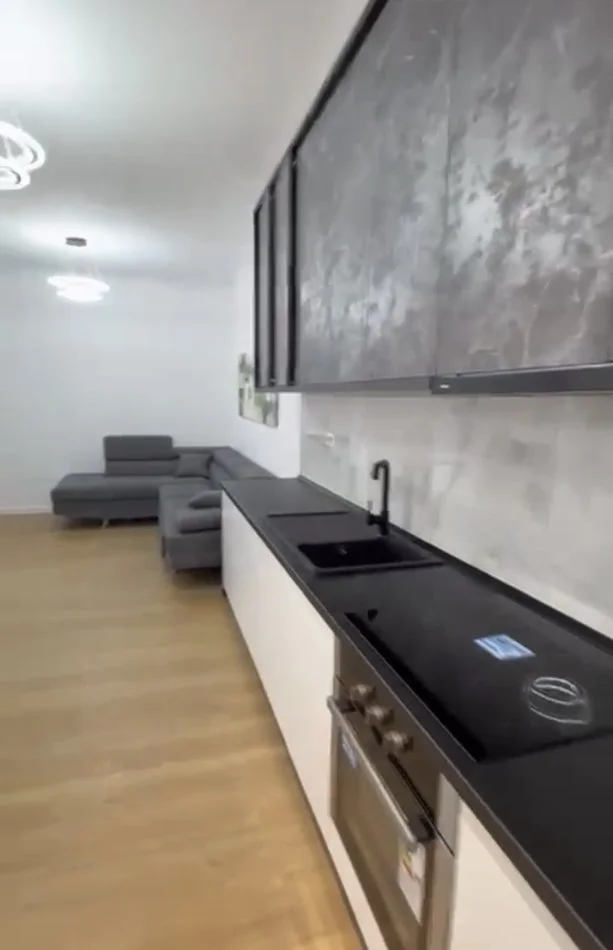 Tirane, shitet apartament 2+1+Ballkon Kati 7, 96 m² 150.000 € (Prane Kupoles)