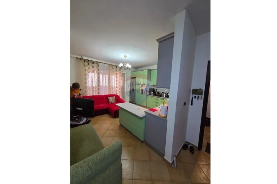 Tirane, shitet apartament 1+1+Ballkon , 88 m² 175.000 € (Komuna e Parisit)