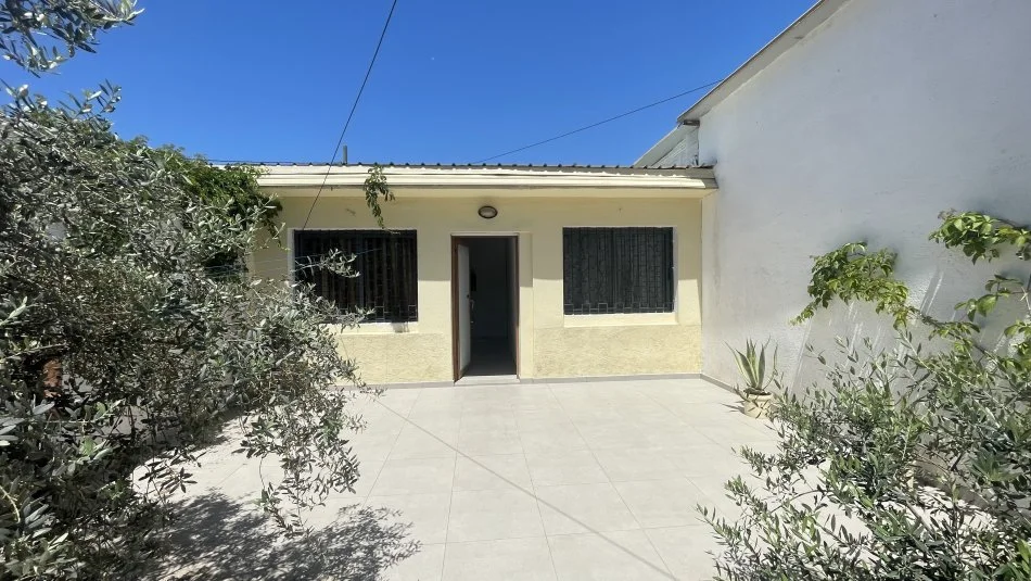 Tirane, jap me qera shtepi 1+1 Kati 1, 50 m² 30.000 ALL (Azem Galica, Tirane)