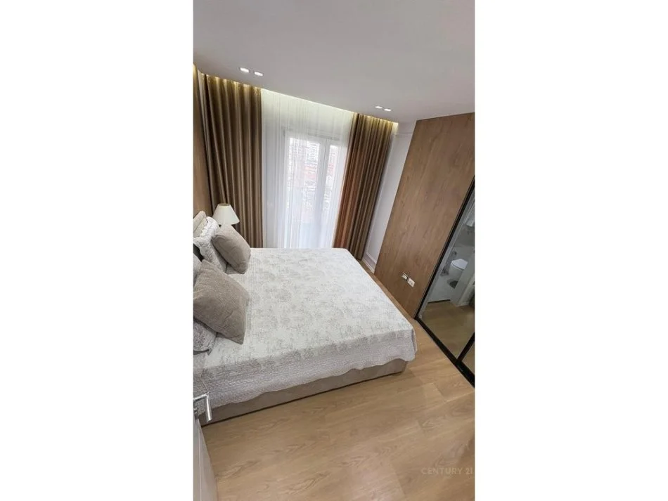 Tirane, jepet me qera apartament 2+1+Aneks+Ballkon Kati 5, 108 m² 900 € 
