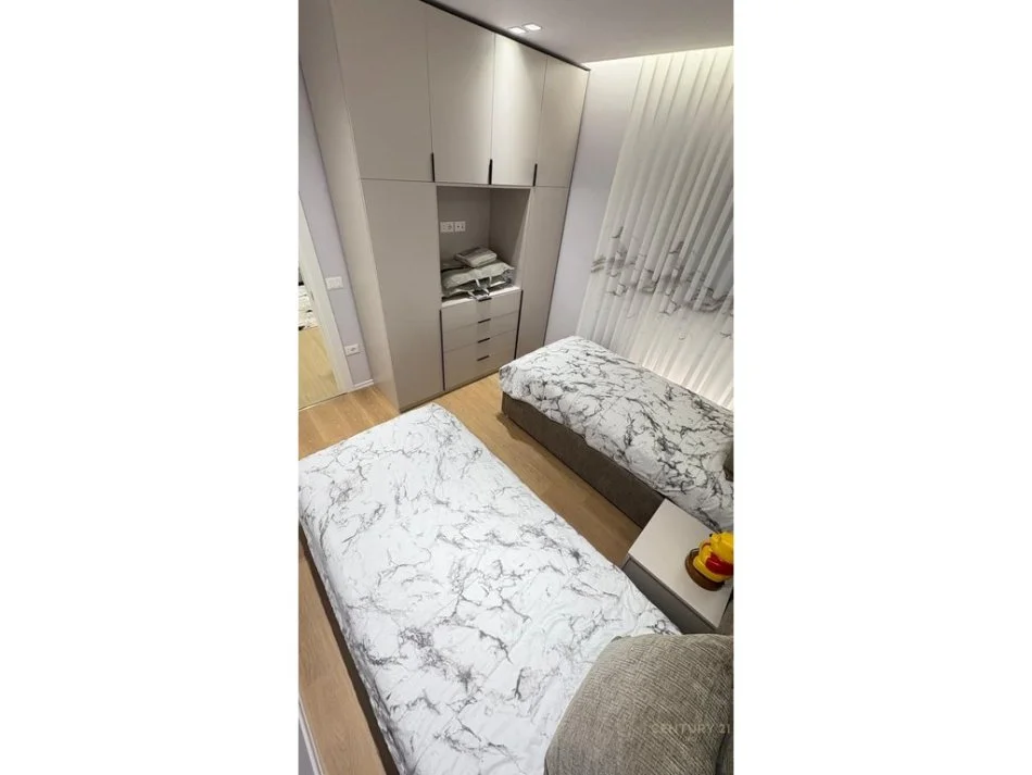 Tirane, jepet me qera apartament 2+1+Aneks+Ballkon Kati 5, 108 m² 900 € 