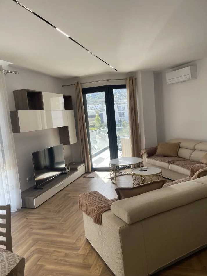 Tirane, jepet me qera apartament 2+1+Ballkon Kati 4, 105 m² 1.000 € 
