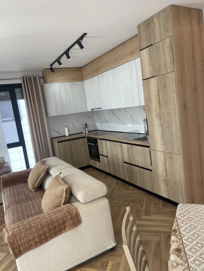 Tirane, jepet me qera apartament 2+1+Ballkon Kati 4, 105 m² 1.000 € 