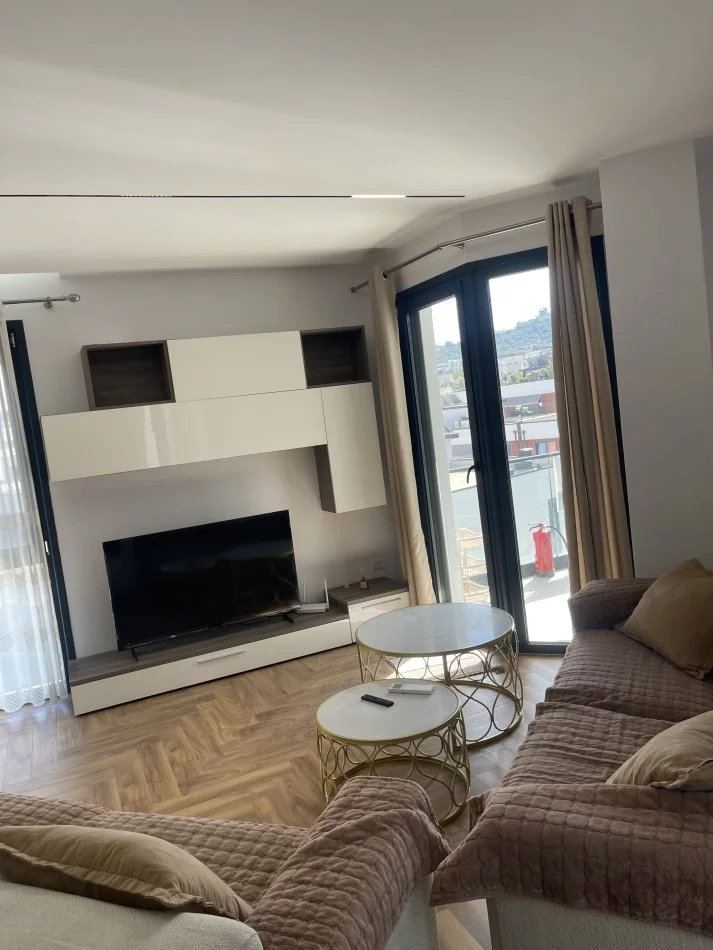 Tirane, jepet me qera apartament 2+1+Ballkon Kati 4, 105 m² 1.000 € 