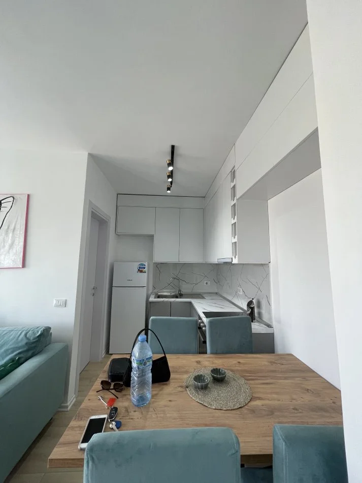 Tirane, jepet me qera apartament 1+1+Ballkon Kati 8, 58 m² 470 € (Ish Fusha Aviacionit)