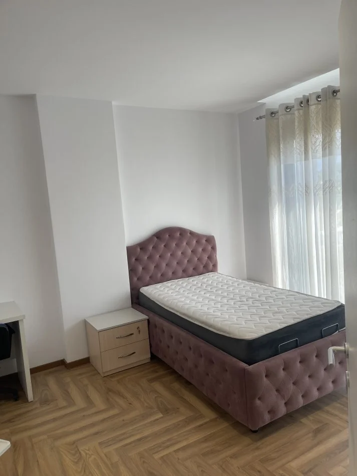 Tirane, jepet me qera apartament 2+1+Ballkon Kati 4, 105 m² 1.000 € 