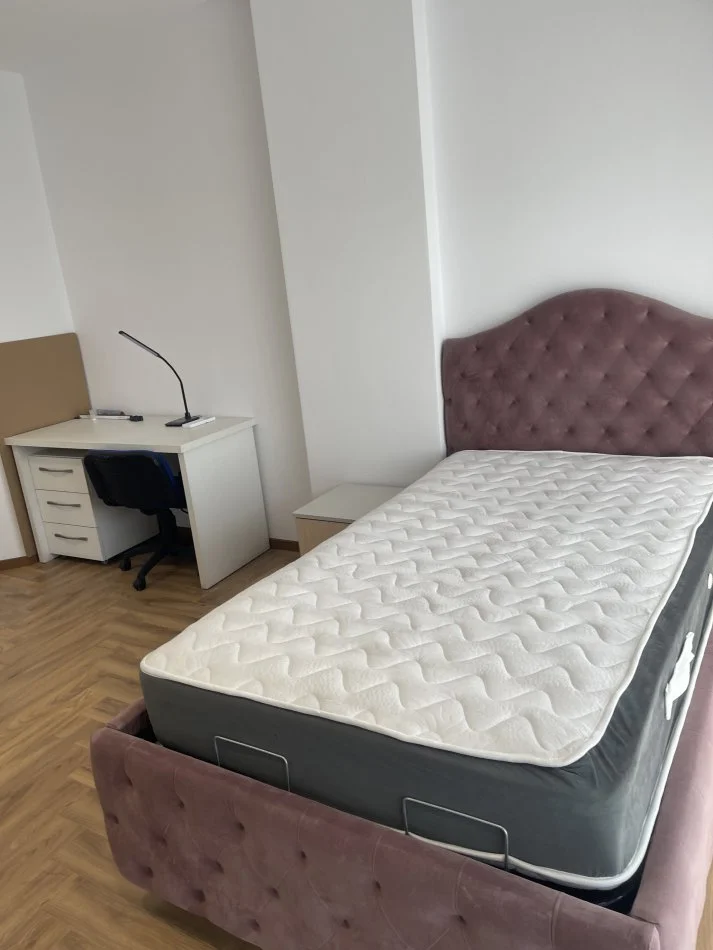 Tirane, jepet me qera apartament 2+1+Ballkon Kati 4, 105 m² 1.000 € 