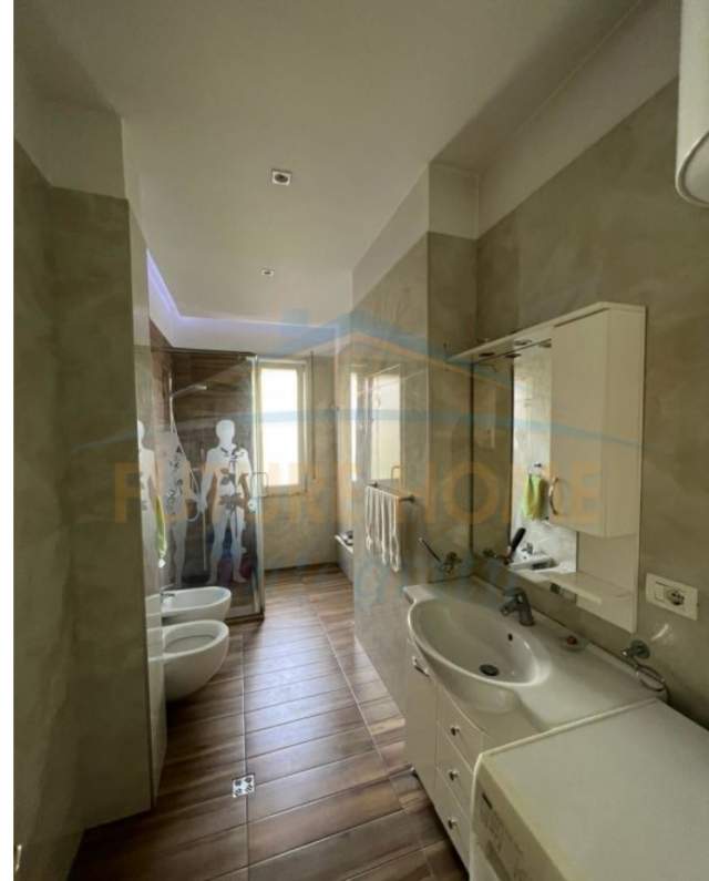 Tirane, jepet me qera apartament 2+1 Kati 1, 102 m² 800 Euro (Pazari i Ri, pranë Lincoln Center.)