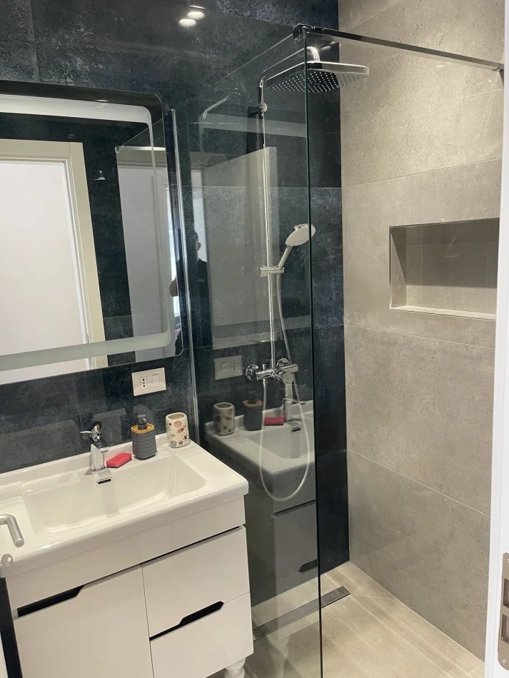 Tirane, jepet me qera apartament 2+1+Ballkon Kati 4, 105 m² 1.000 € 