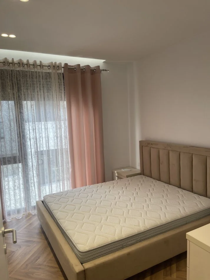 Tirane, jepet me qera apartament 2+1+Ballkon Kati 4, 105 m² 1.000 € 