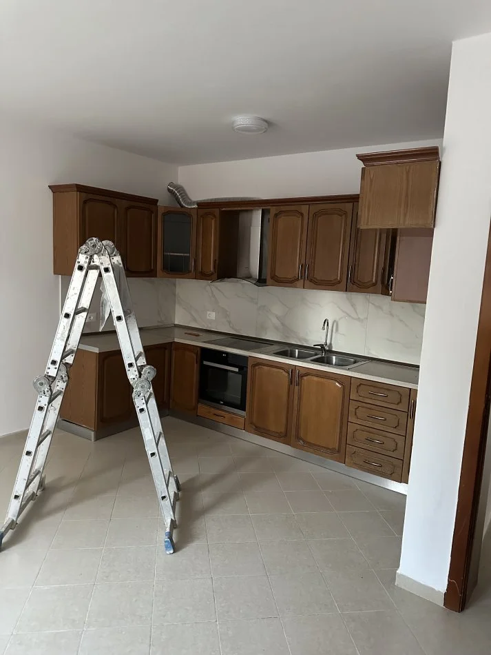 Tirane, jap me qera Vile 3+1+Aneks Kati 1, 110 m² 400 € (Rruga pal hasi, Rruga Besa)