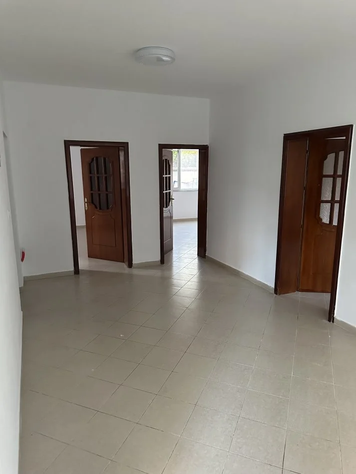 Tirane, jap me qera Vile 3+1+Aneks Kati 1, 110 m² 400 € (Rruga pal hasi, Rruga Besa)