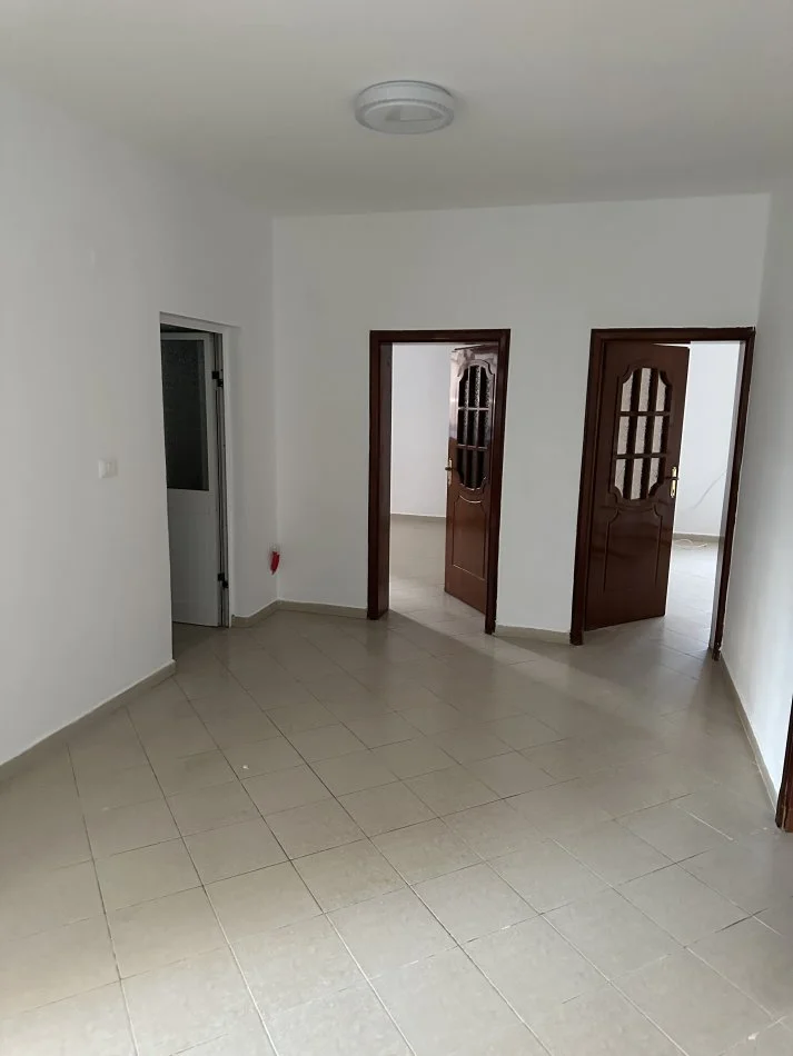 Tirane, jap me qera Vile 3+1+Aneks Kati 1, 110 m² 400 € (Rruga pal hasi, Rruga Besa)