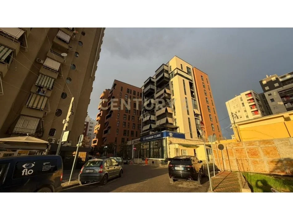 Tirane, jepet me qera apartament 3+1+Aneks+Ballkon Kati 4, 167 m² 2.300 € 