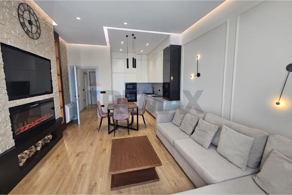 Tirane, jepet me qera apartament 1+1 , 900 € 
