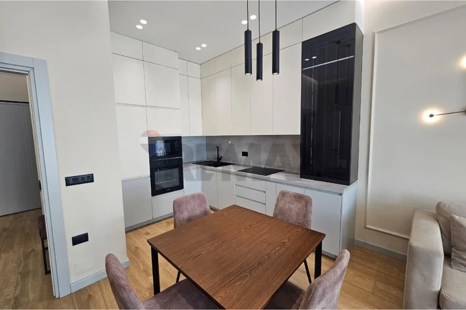 Tirane, jepet me qera apartament 1+1 , 900 € 