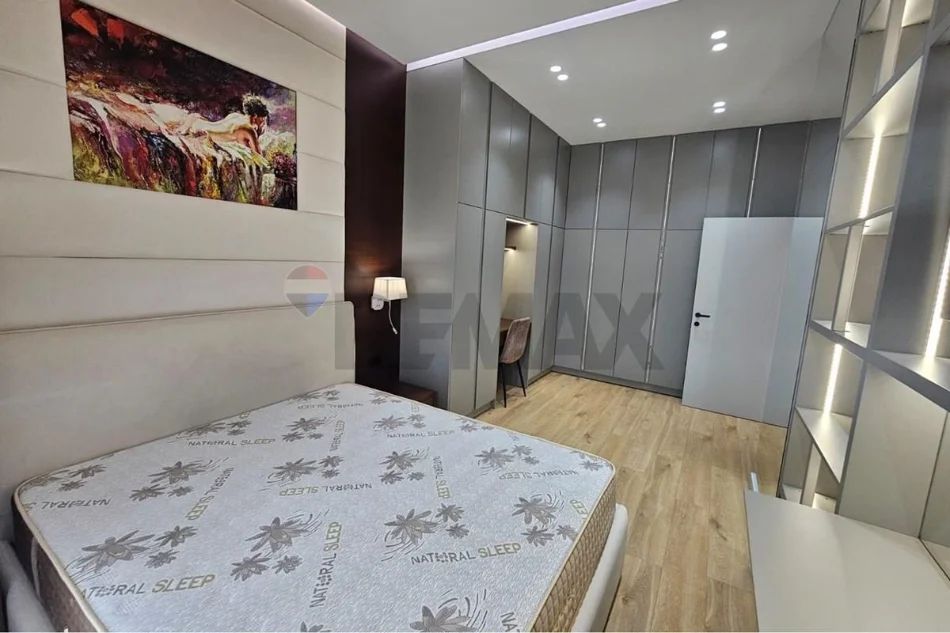 Tirane, jepet me qera apartament 1+1 , 900 € 
