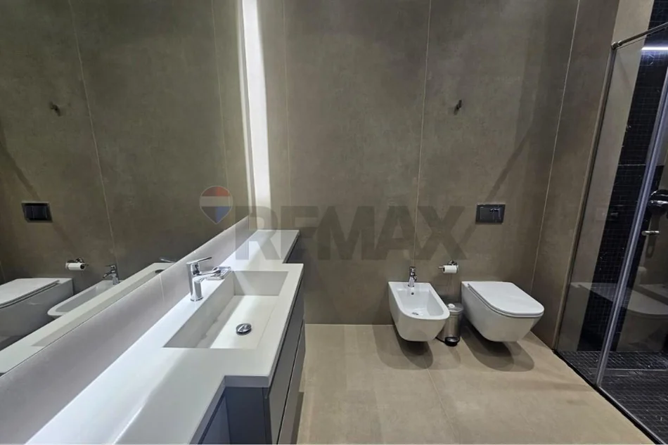 Tirane, jepet me qera apartament 1+1 , 900 € 