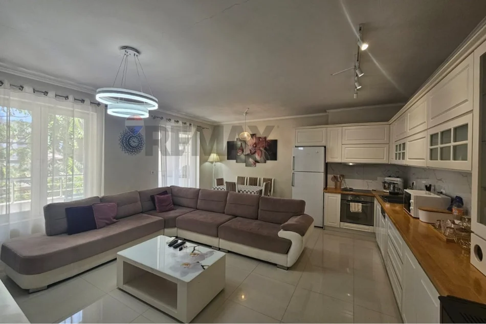 Tirane, jap me qera 2+1 , 600 € 