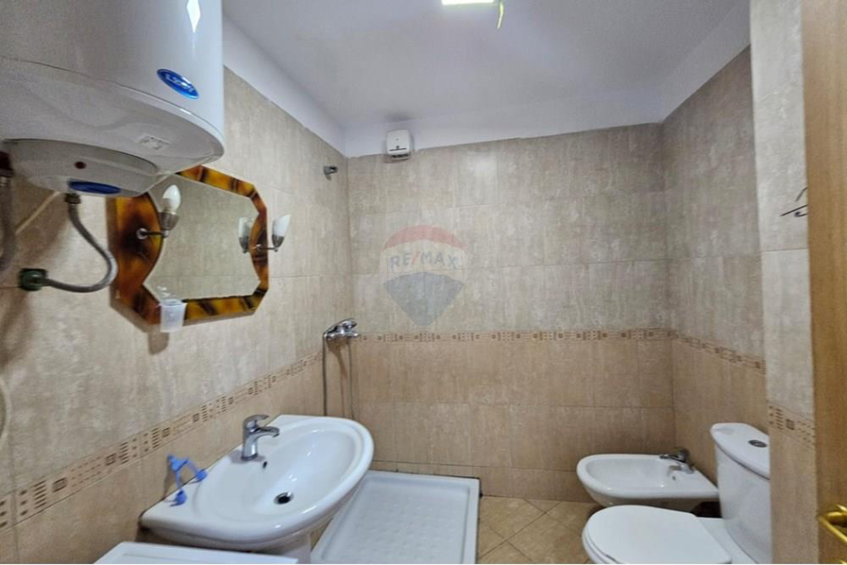 Tirane, jepet me qera apartament 1+1+Ballkon Kati 5, 77 m² 370 € (Dogana)