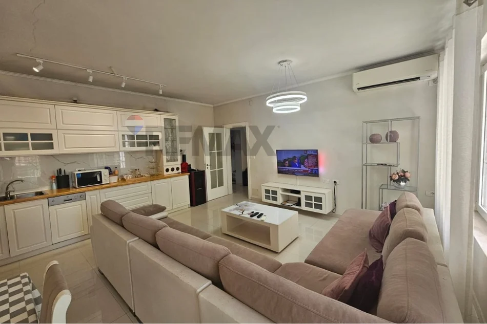 Tirane, jap me qera 2+1 , 600 € 