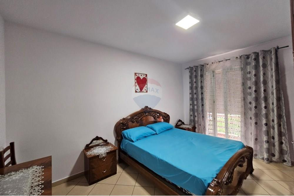 Tirane, jepet me qera apartament 1+1+Ballkon Kati 5, 77 m² 370 € (Dogana)
