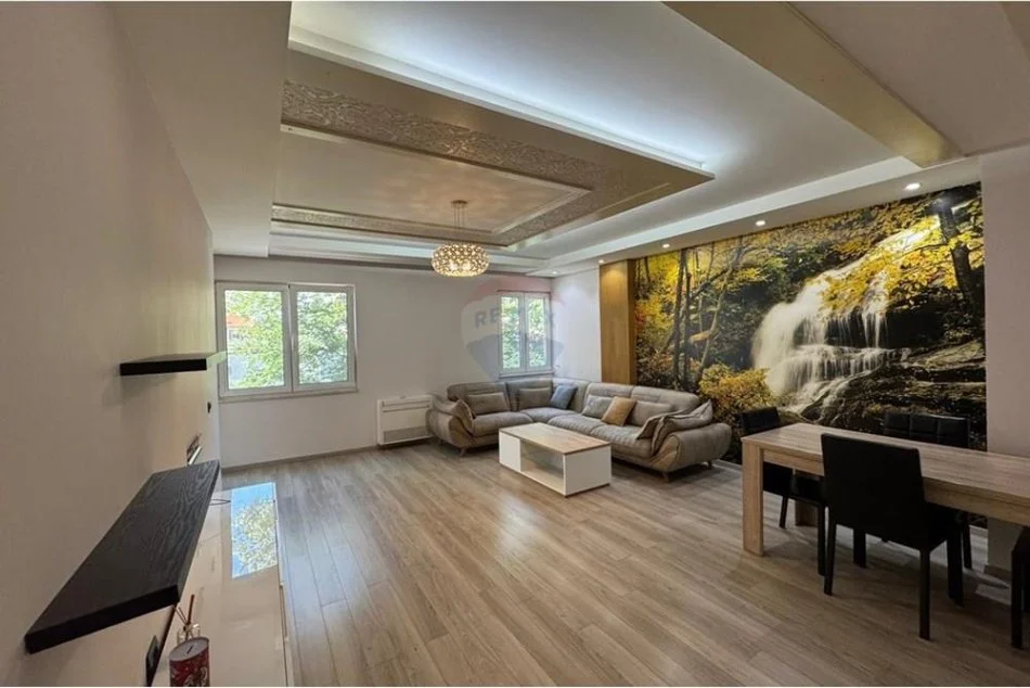 Tirane, jepet me qera apartament 3+1 , 128 m² 2.000 € (Bllok)