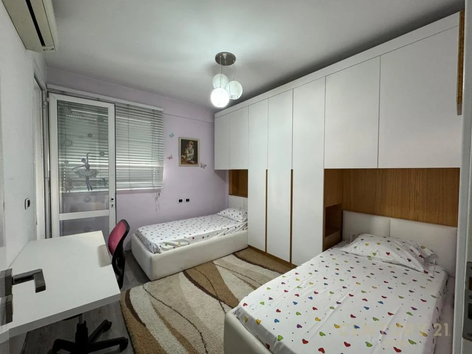 Tirane, jepet me qera apartament 2+1+Aneks+Ballkon Kati 5, 120 m² 1.000 € 
