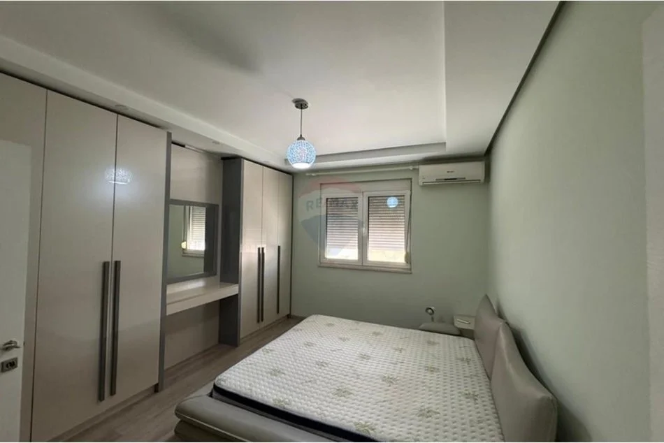 Tirane, jepet me qera apartament 3+1 , 128 m² 2.000 € (Bllok)